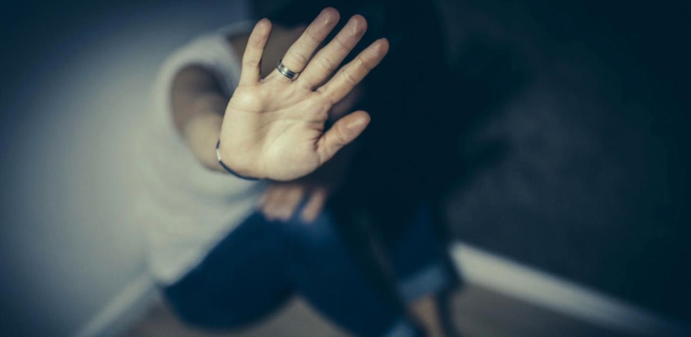 Der Mann misshandelte die 38-Jährige körperlich, damit sie die Straftaten ausführte.