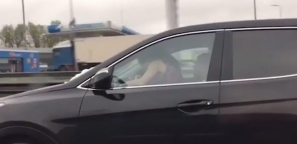 Der Oberösterreicher wollte ein paar "ungestörte Minuten haben", borgte sich das Auto eines Freundes aus  und knallte es gegen die Wand.