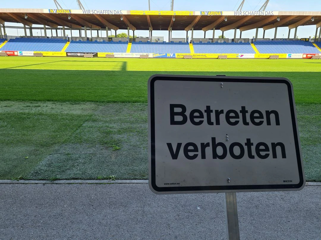 Auf dem Rasen herrscht Verletzungsgefahr. 