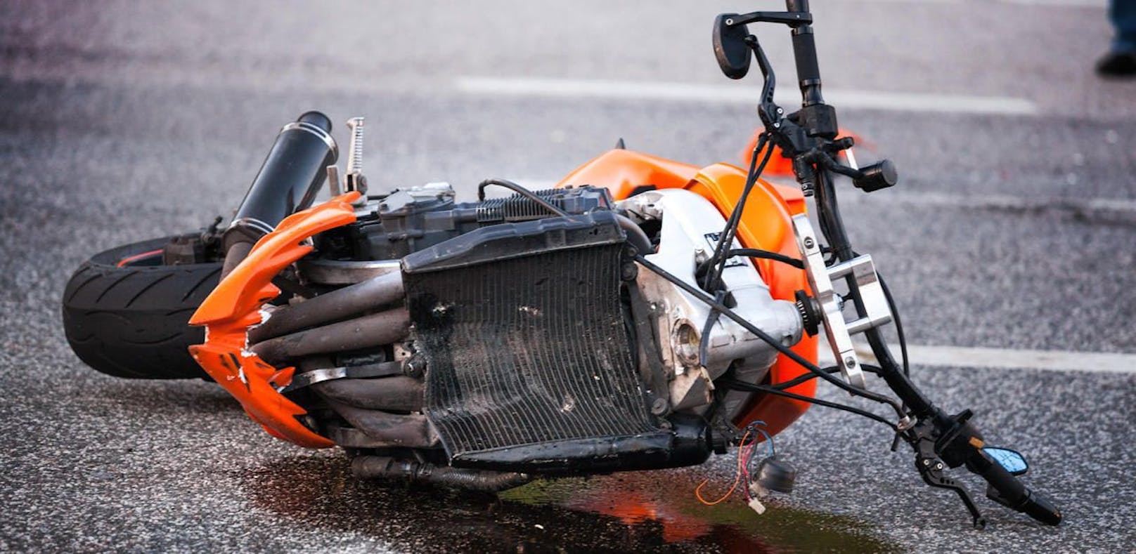 Der Biker erlitt bei dem Unfall lebensgefährliche Verletzungen.