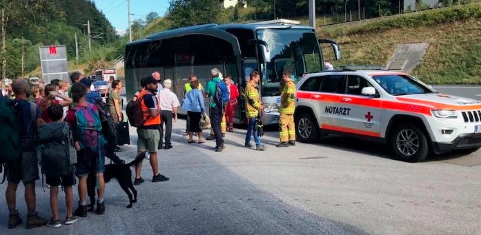 Die Reisenden wurden von Bussen abgeholt.
