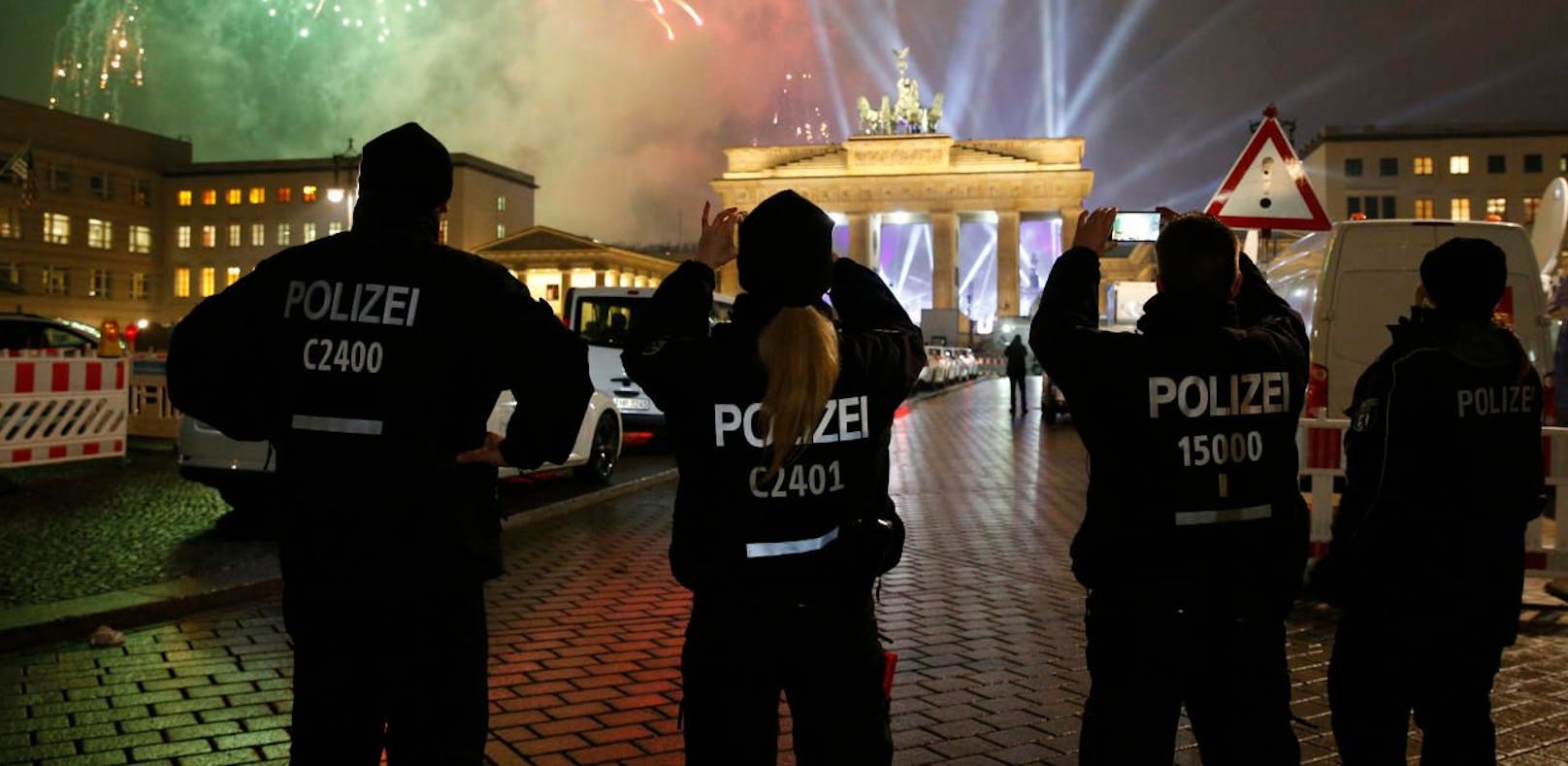 Polizei bei der Silvesterfeier am Brandenburger Tor.