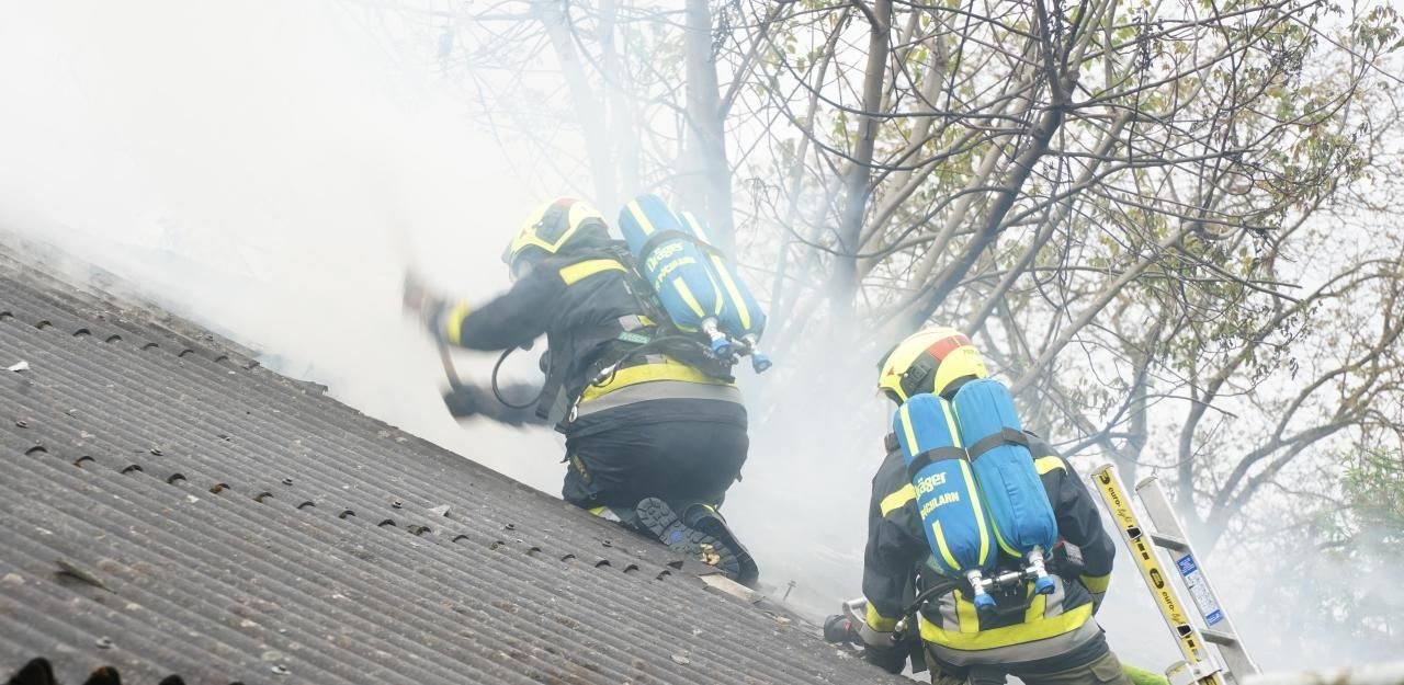 Heute.at - Schuppen in Golling brennt seit  zwei Stunden