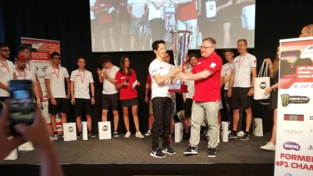 Der Tiroler Dominik Hofmann holt sich bei der Live Event Premiere im Wiener Museumsquartier den Formelaustria eF1 Titel 2018/19.