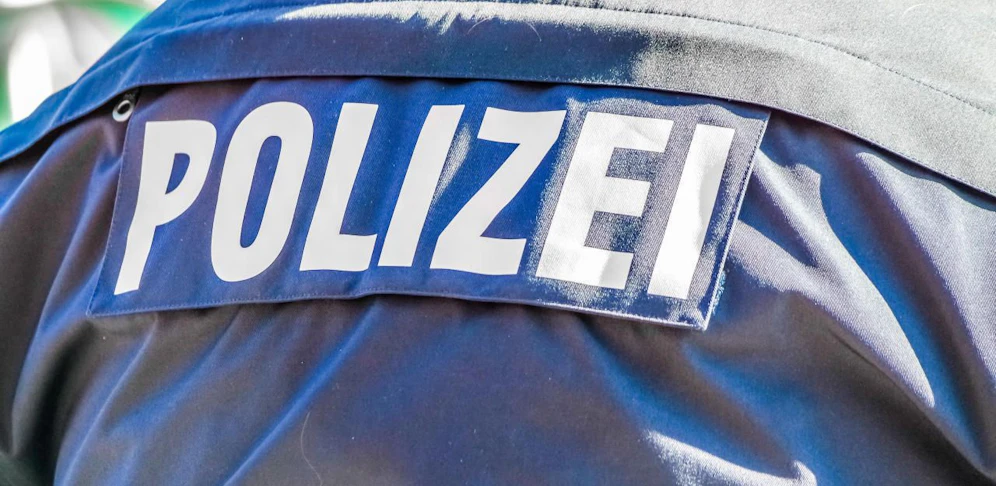 Ein Polizist erlitt bei dem Unfall Verletzungen.