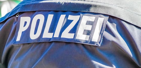 Ein Polizist erlitt bei dem Unfall Verletzungen.