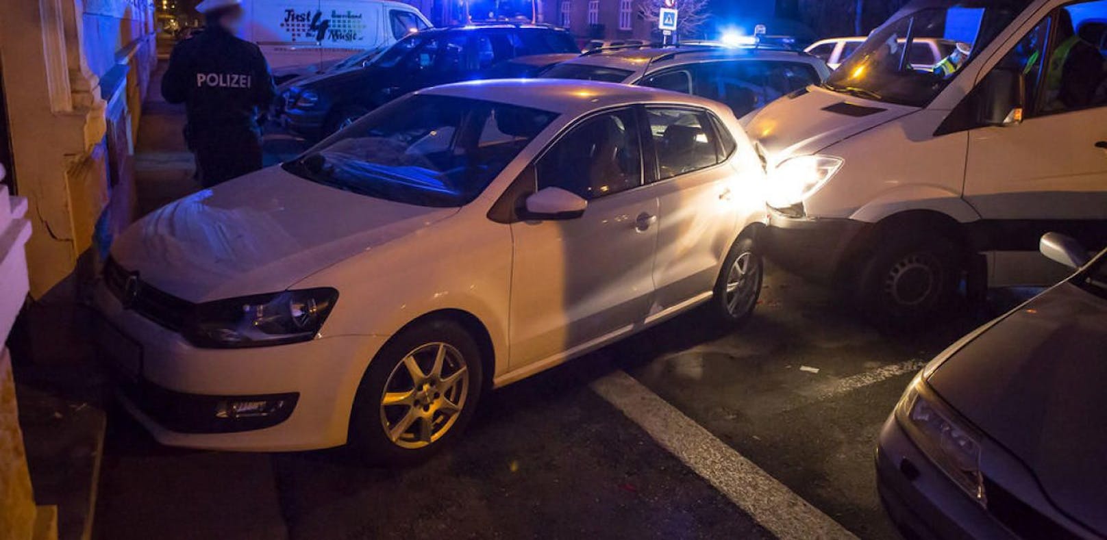 Beim ersten Unfall fuhr ein Kleintransporter in ein parkendes Auto.