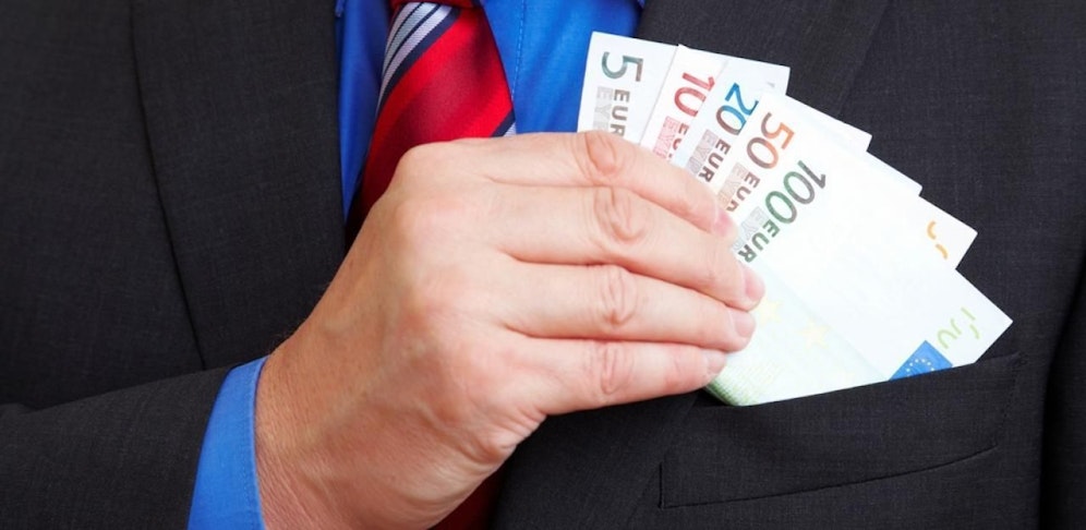 Mann und Frau nahmen Senior aus.