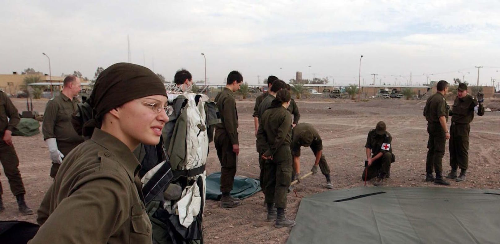 Österreichische Soldaten und Soldatinnen mit Kopftuch bei einem Hilfseinsatz im Iran. 
