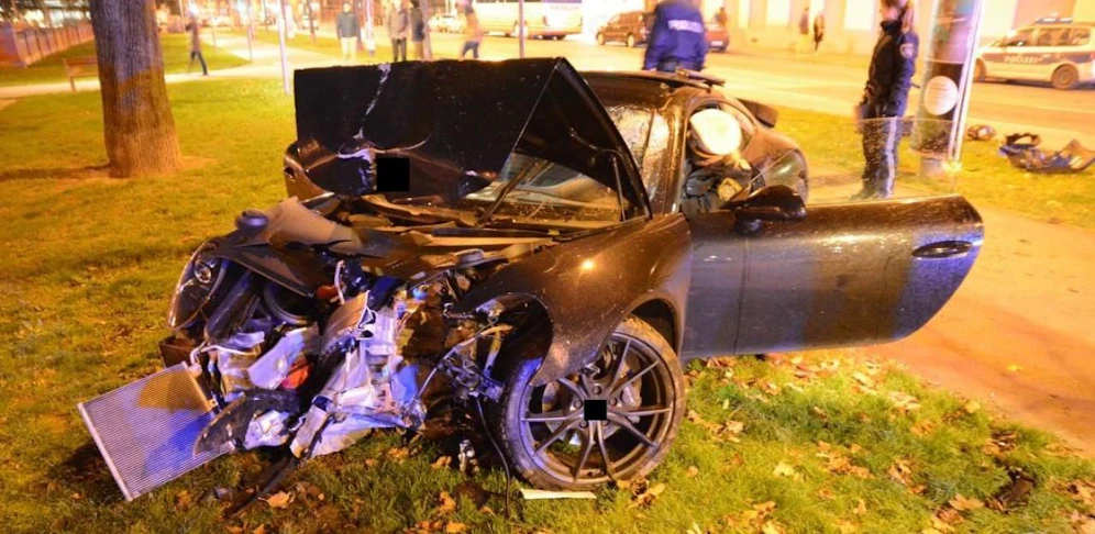 Ein 29-jähriger Lenker krachte gegen einen Baum.