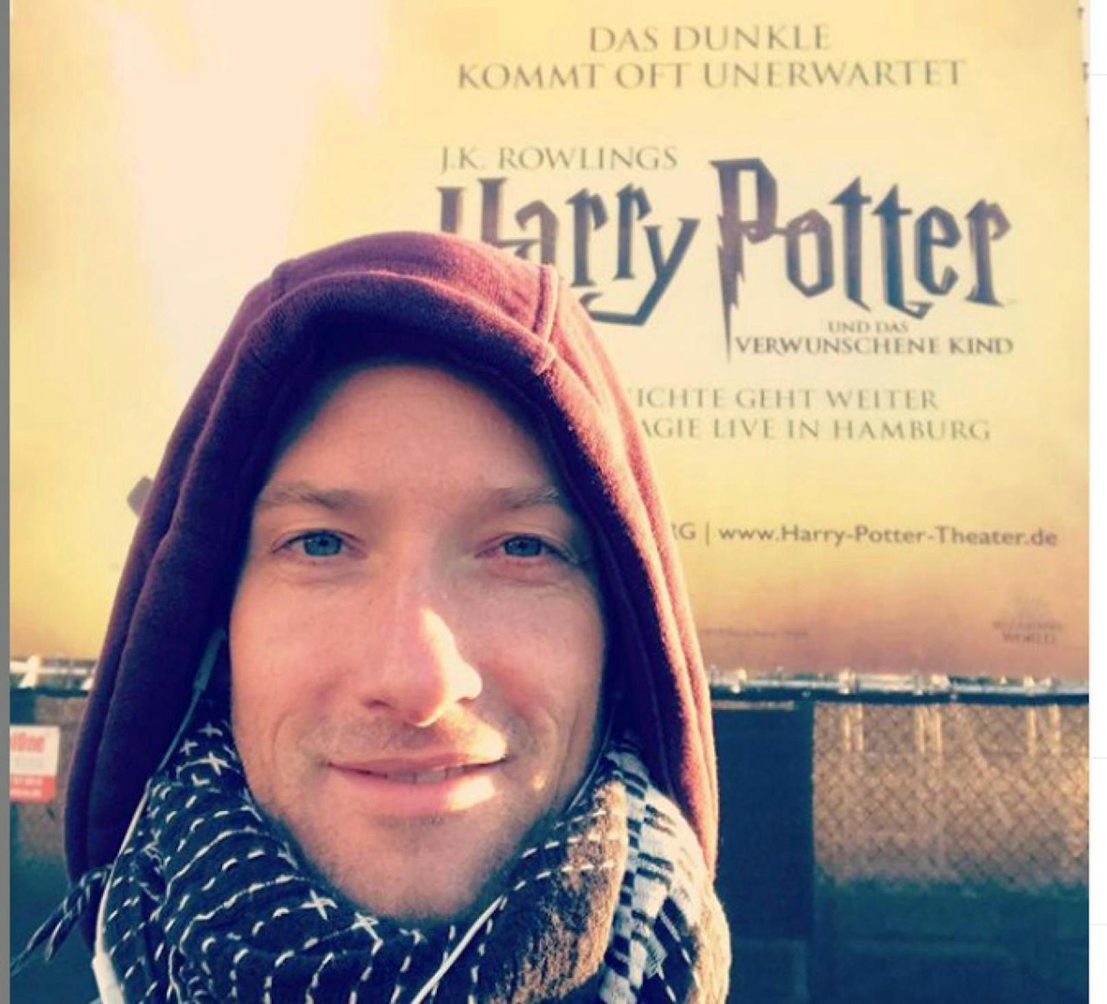 Markus Schöttl zaubert als Harry Potter auf der Bühne. 
