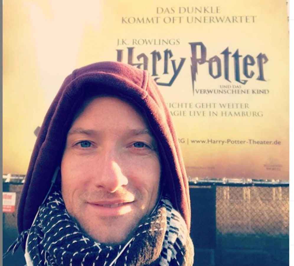 Markus Schöttl zaubert als Harry Potter auf der Bühne. 