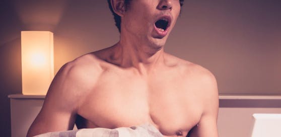 Unter Schmerzen erleidet der Amerikaner Orgasmus auf Orgasmus.