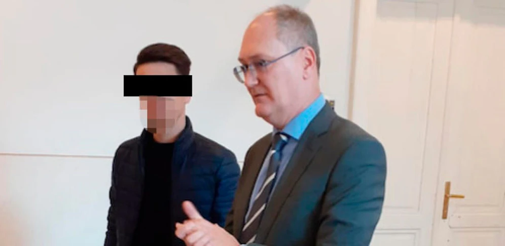 Der 19-Jährige (links im Bild) mit seinem Anwalt (re.)