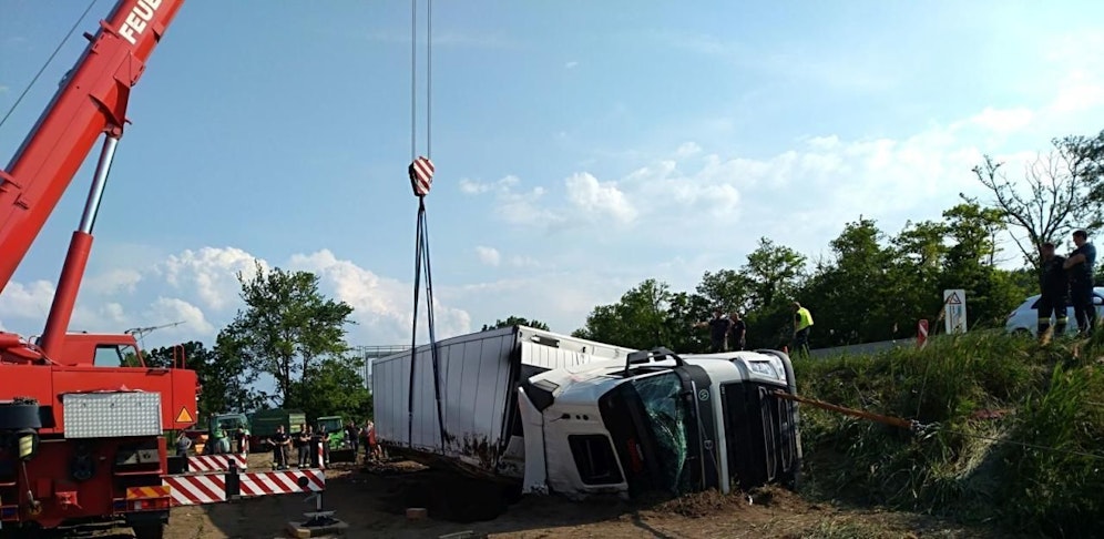 Der LKW stürzte die Böschung hinunter. Die Einsatzkräfte eilten sofort zu Hilfe. 