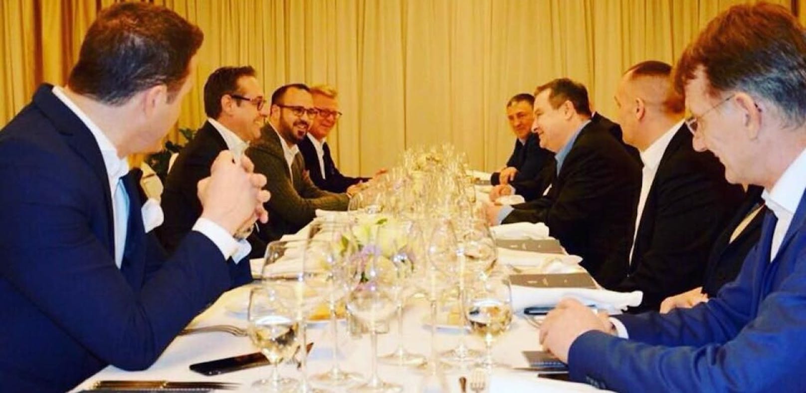 Vizekanzler Heinz-Christian Strache (FPÖ) mit Klubchef Johann Gudenus (l.) beim Abendessen mit dem serbischen Außenminister Ivica Dacic