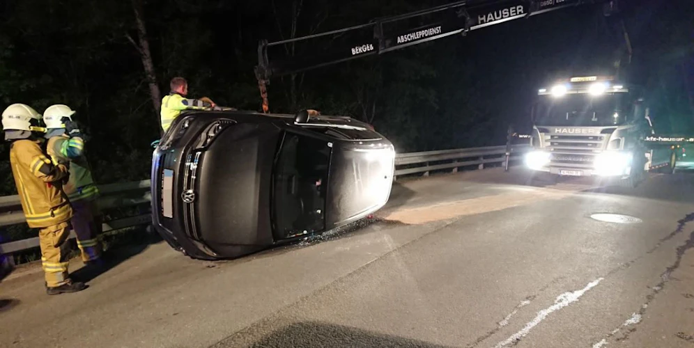 Der Pkw kippte bei dem Unfall auf die Fahrerseite