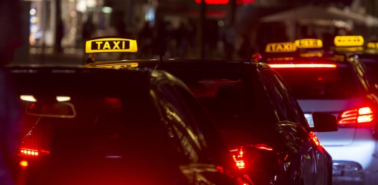 Die 21-Jährige stieg in ein falsches "Taxi" (Symbolbild)