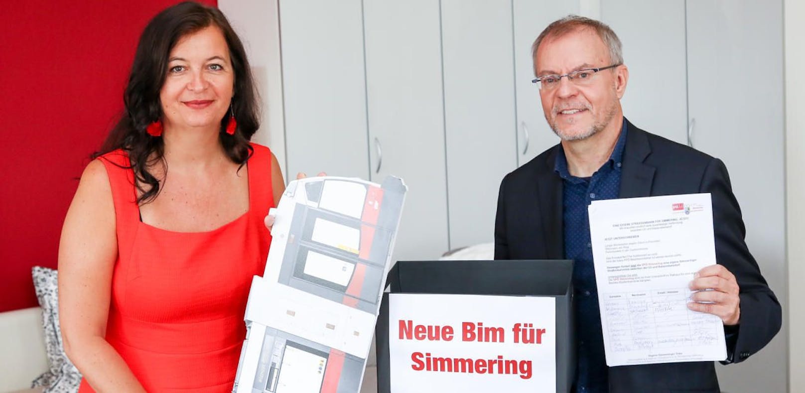 Harald Troch (SPÖ Simmering) übergab Öffi-Stadträtin Ulli Sima mehr als 5.000 Unterschriften für eine neue Bim in Simmering.