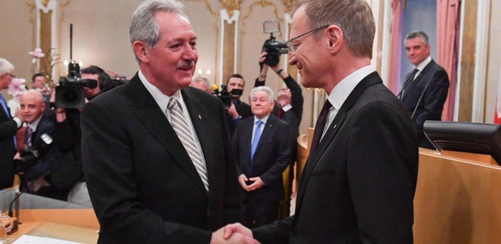 Landtagspräsident Viktor Sigl (li.) und der neue Landeshauptmann Thomas Stelzer bei der Angelobung im oö. Landtag in Linz.