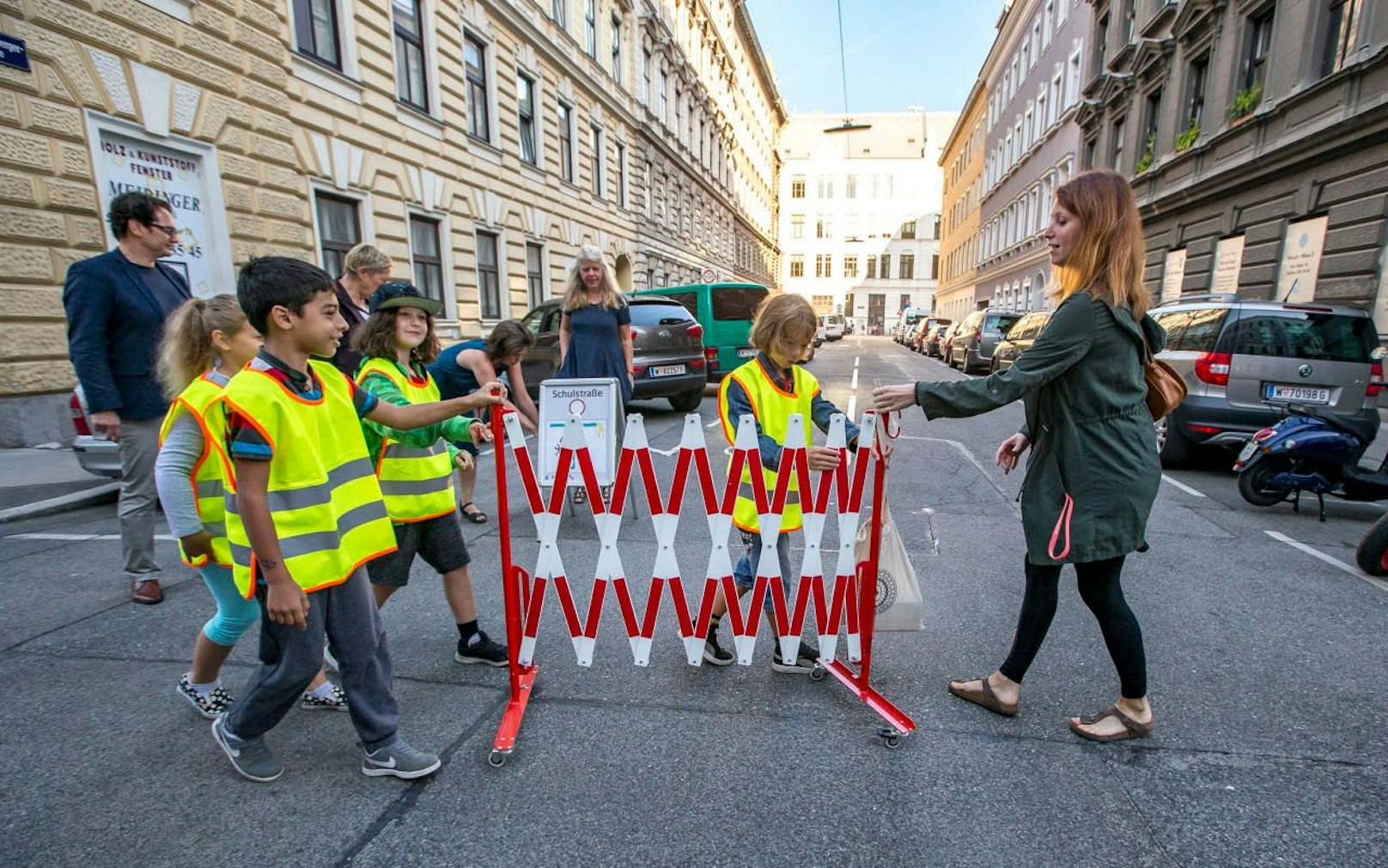 Seit 10. September läuft in Wien-Leopoldstadt das Pilotprojekt &quot;Schulstraße&quot;. Nach der positiven Zwischenbilanz könnte es bald ausgeweitet werden. 