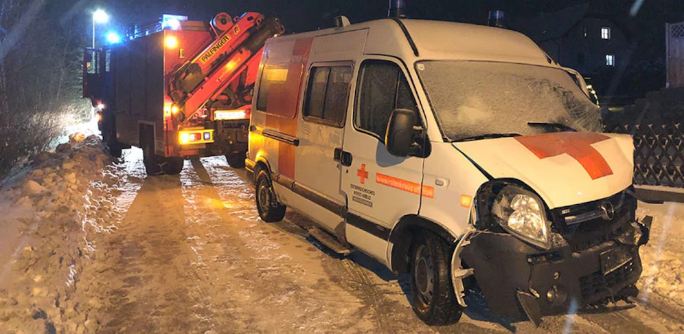 Der RTW wurde beim Unfall schwer beschädigt.