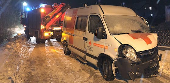 Der RTW wurde beim Unfall schwer beschädigt.