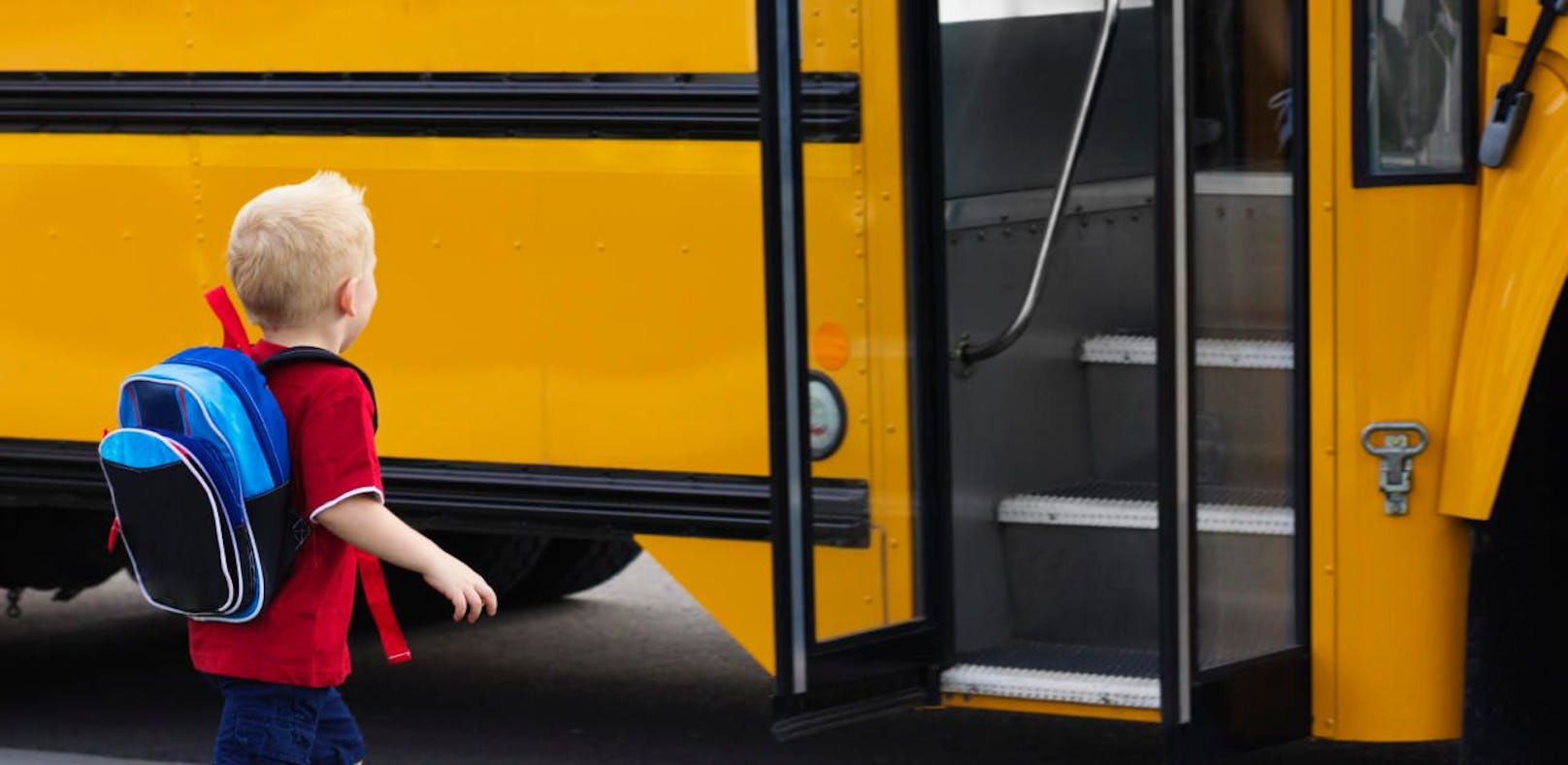 Da die Pädagogin abgelenkt war, weil sie einen Kindersitz zu einem anderen Bus bringen musste, vergaß sie auf den Dreijährigen, der noch angeschnallt  im hinteren Teil des Fahrzeugs saß (Symbolbild).