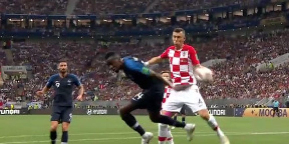 Hier bekommt Perisic den Ball an die Hand.