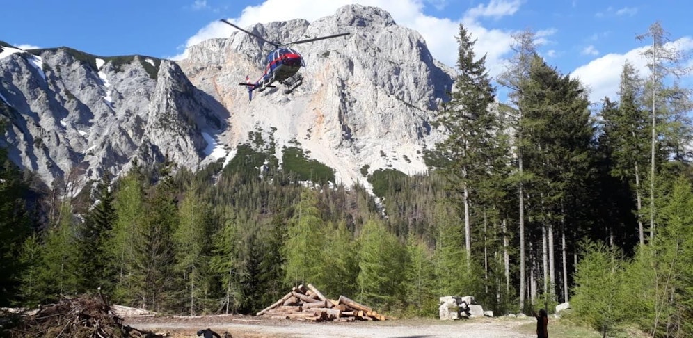 Mit dem Polizeihubschrauber wurden die beiden Sportler vom Berg geholt.