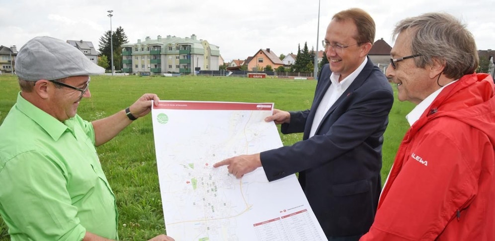 Stadtgärtnermeister Robert Wotapek, Stadler und Stadtbaudirektor Kurt Rameis am Sturm 19-Platz.