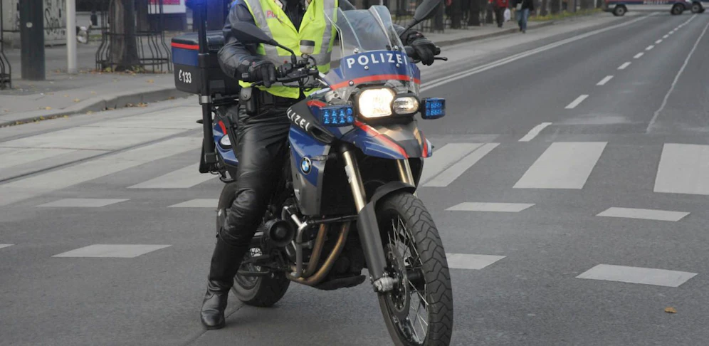 Der Beamte wurde von rund zehn Angreifern attackiert. 