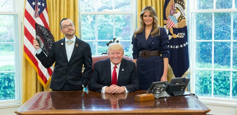 Nikos Giannopoulus zeigte sich beim Portrait mit Trump bewusst "queer". (Bild: Official White House Photo by Shealah Craighead)