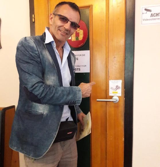 Cafetier Mario Berisha schützt seine Toiletten nun mit Nummerncodes an den Schnallen. 