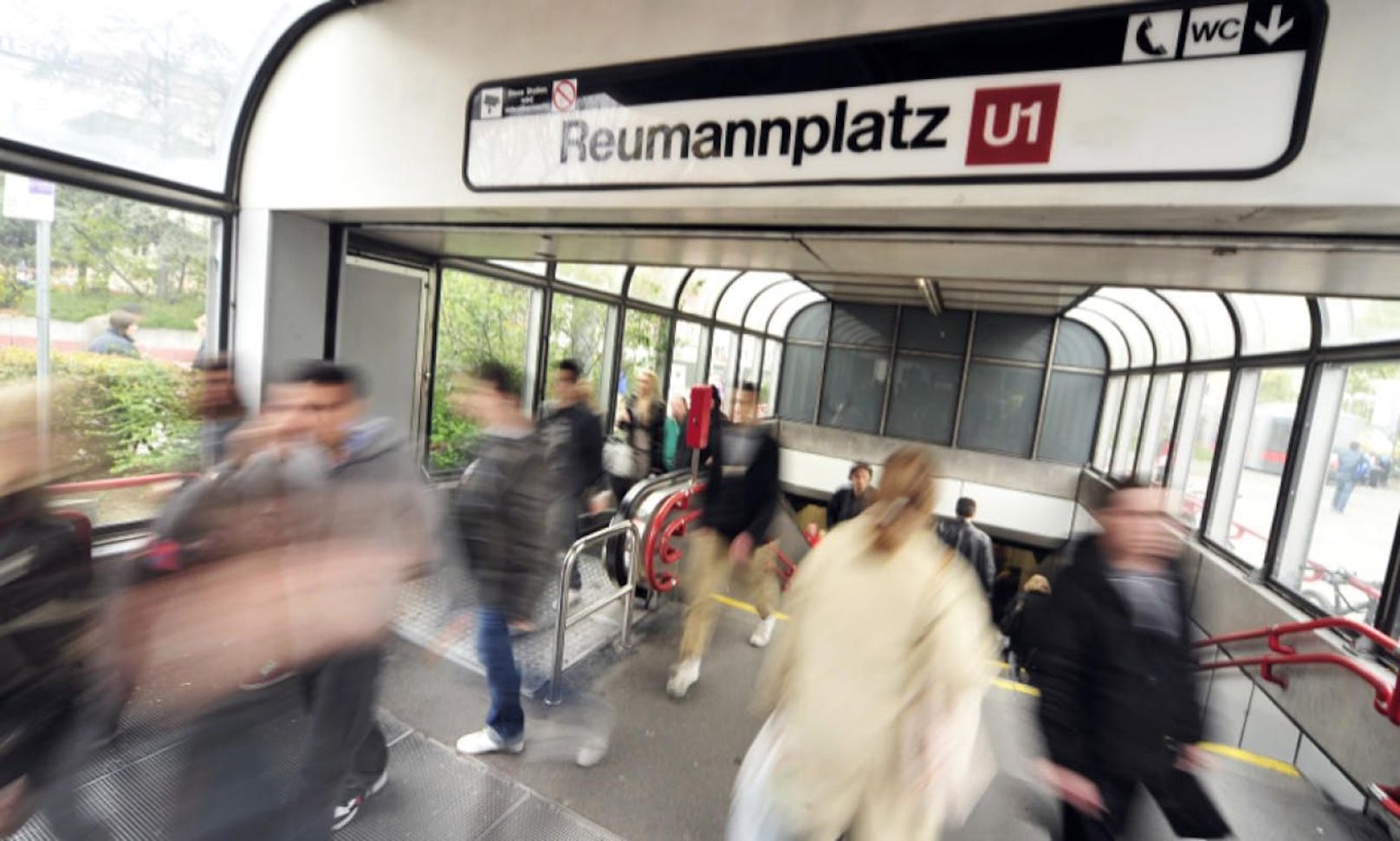 Die Bombendrohung am Reumannplatz sorgte für ein Großaufgebot der Einsatzkräfte.