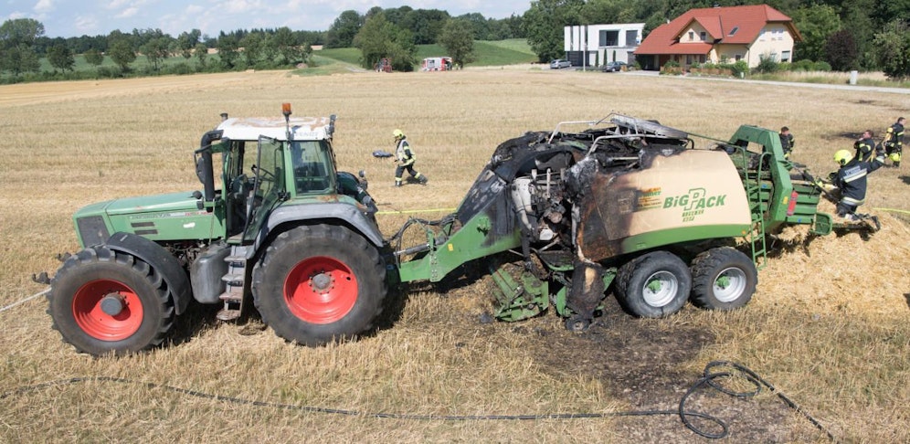 Eine Strohballenpresse fing Feuer. 