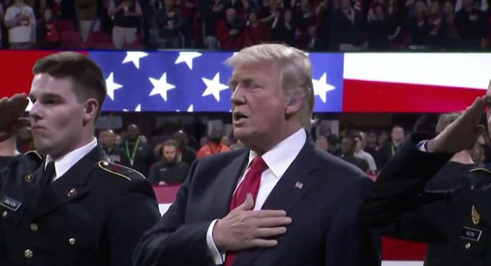 Vergesslich? US-Präsident Donald Trump beim Singen der Nationalhymne in Atlanta.