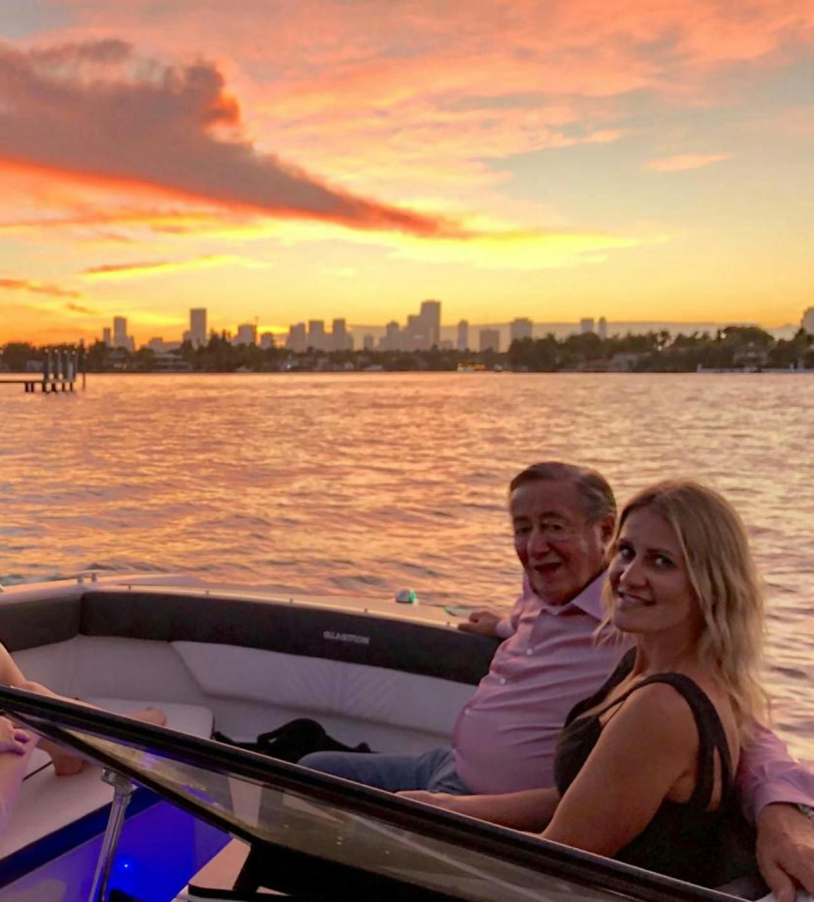 Lugner und Simon bewundern den Sonnenuntergang über Downtown Miami