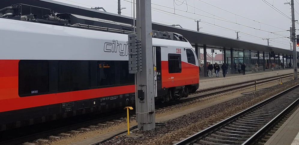 Symbolfoto eines Zuges am St. Pöltner Hauptbahnhof.