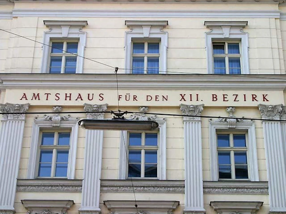 Die Stadt stellt ihre Magistratischen Bezirksämter aus Sicherheitsgründen auf "Fernbetrieb" um: Der Parteienverkehr wurde eingestellt, per Telefon oder Internet sind die Ämter weiter erreichbar. 