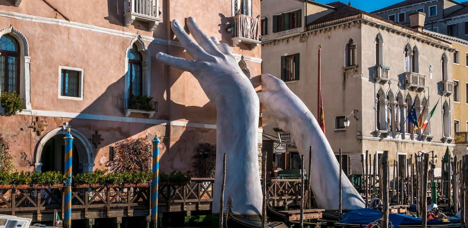 Lorenzo Quinn will mit seinen weißen Riesenhänden an der Fassade des Luxushotels Ca'Sagredo auf den Klimawandel aufmerksam machen - jetzt müssen die Kinderhände aus Denkmalschutz-Gründen weg