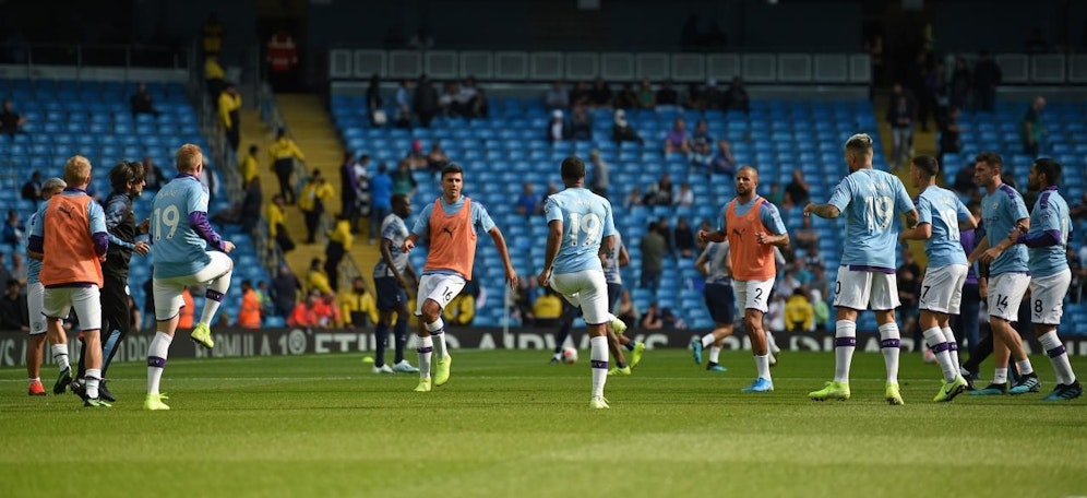 Die Stars von Manchester City tragen Trikots von Leroy Sane. 