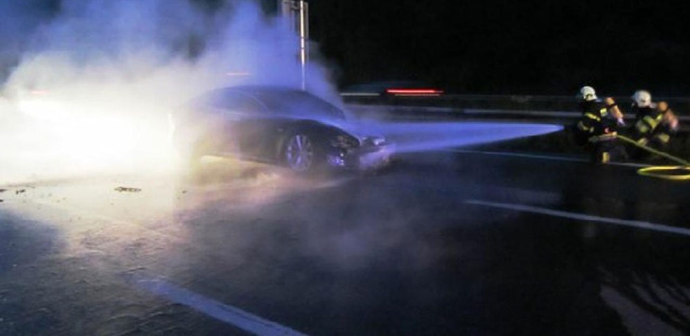 (Symbolbild): Die Feuerwehr beim Löschen eines Elektro-Autos nach einem Unfall.