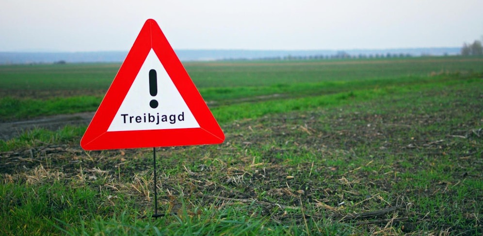 Ein Jäger schoss bei der Treibjagd einen anderen Jäger an.