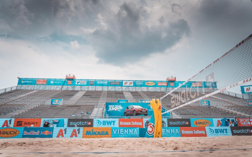 Dunkle Wolken über der Beach-Arena.