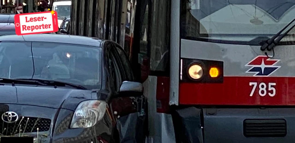 Der Lenker des Pkw dürfte beim Ausparken die herannahende Straßenbahn übersehen haben. 