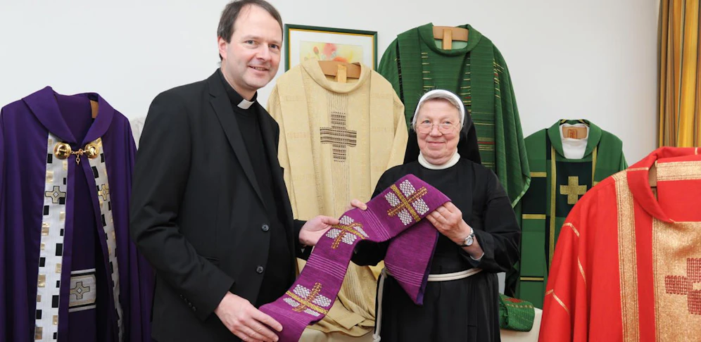 Schwester Bernadette Hofer und ihre mit Liebe gefertigten Messgewänder (re.), Li.: Dechant Josef Seeanner 