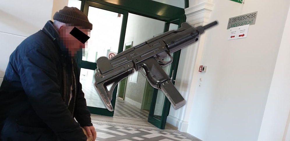 Der Angeklagte hatte automatische Schusswaffen, Sprengstoff usw.