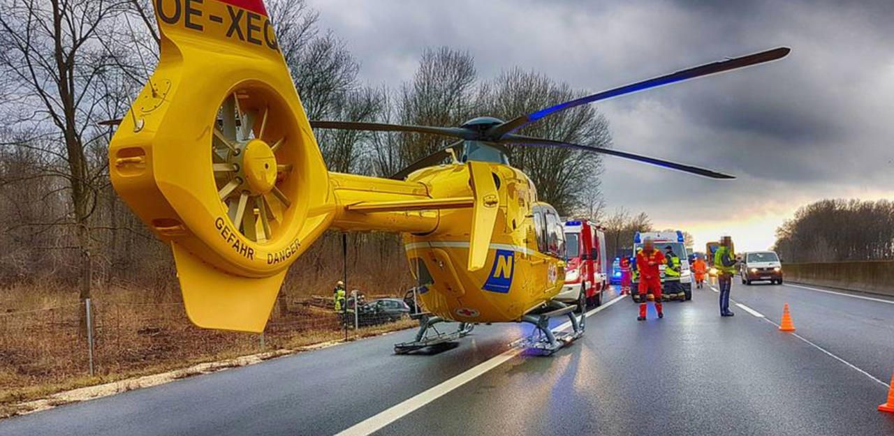 Heute.at - Pkw kracht in Holzstoß: Heli landet auf der S5