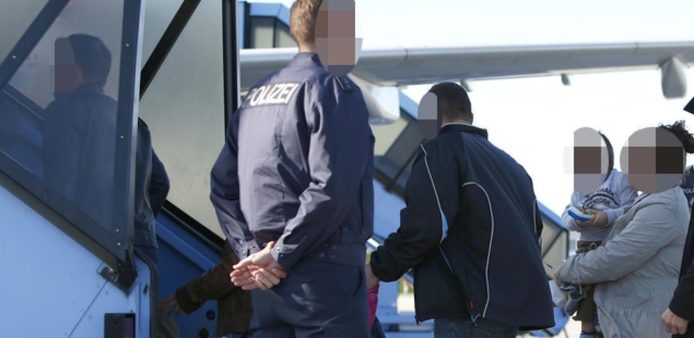 Abschiebung am Flughafen Wien. Wer straffällig wird, soll die Strafe im Heimatland absitzen.